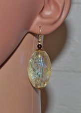 Handgjorda vintageinspirerade örhängen med stora barrel-formade akrylpärlor från 1960-talet med aurora borealis finish i regnbåg