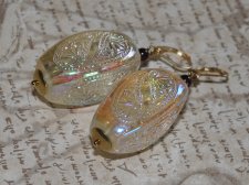 Handgjorda vintageinspirerade örhängen med stora barrel-formade akrylpärlor från 1960-talet med aurora borealis finish i regnbåg