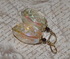 Handgjorda vintageinspirerade örhängen med stora barrel-formade akrylpärlor från 1960-talet med aurora borealis finish i regnbåg