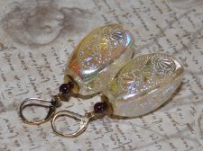 Handgjorda vintageinspirerade örhängen med stora barrel-formade akrylpärlor från 1960-talet med aurora borealis finish i regnbåg