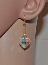Handgjorda statementörhängen med stora vintage Swarovski-kristaller i aurora borealis-finish (#346 Crystal AB, 18mm), dekorerade