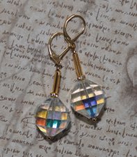 Handgjorda statementörhängen med stora vintage Swarovski-kristaller i aurora borealis-finish (#346 Crystal AB, 18mm), dekorerade