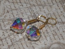Handgjorda statementörhängen med stora vintage Swarovski-kristaller i aurora borealis-finish (#346 Crystal AB, 18mm), dekorerade