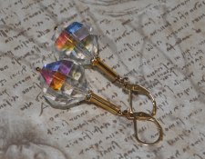 Handgjorda statementörhängen med stora vintage Swarovski-kristaller i aurora borealis-finish (#346 Crystal AB, 18mm), dekorerade