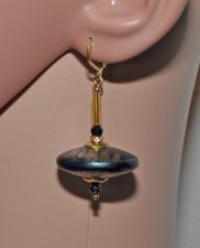 Handgjorda retro örhängen med stora marinblå akrylpärlor, svart spinell, gnistrande strasrondeller och guldfärgade detaljer i 60
