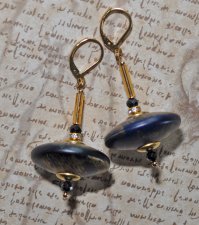 Handgjorda retro örhängen med stora marinblå akrylpärlor, svart spinell, gnistrande strasrondeller och guldfärgade detaljer i 60