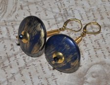 Handgjorda retro örhängen med stora marinblå akrylpärlor, svart spinell, gnistrande strasrondeller och guldfärgade detaljer i 60