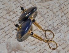 Handgjorda retro örhängen med stora marinblå akrylpärlor, svart spinell, gnistrande strasrondeller och guldfärgade detaljer i 60