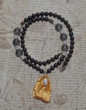 Boho-halsband med vita sötvattenspärlor, träpärlor och guldmålat ostronskal med pärla, handgjort, 60 cm långt.