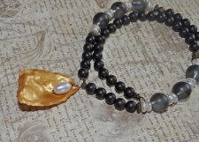 Boho-halsband med vita sötvattenspärlor, träpärlor och guldmålat ostronskal med pärla, handgjort, 60 cm långt.