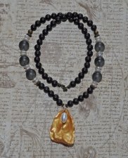 Boho-halsband med vita sötvattenspärlor, träpärlor och guldmålat ostronskal med pärla, handgjort, 60 cm långt.