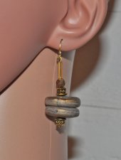 Vintageinspirerade statementörhängen med 24x7 mm mullvadsfärgade akryl-rondeller från 1960-talet, gyllene glaspärlor, mässingsde