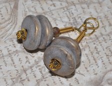 Vintageinspirerade statementörhängen med 24x7 mm mullvadsfärgade akryl-rondeller från 1960-talet, gyllene glaspärlor, mässingsde
