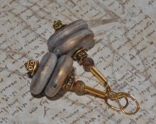 Vintageinspirerade statementörhängen med 24x7 mm mullvadsfärgade akryl-rondeller från 1960-talet, gyllene glaspärlor, mässingsde