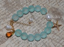 Handgjort armband med frostad akvablå glaspärlor, stor vit sötvattenspärla, vintage lucite-droppe (1960-tal) och 18K guldplätera