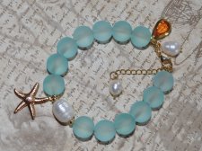 Handgjort armband med frostad akvablå glaspärlor, stor vit sötvattenspärla, vintage lucite-droppe (1960-tal) och 18K guldplätera
