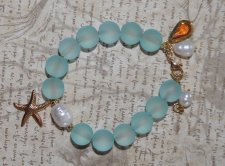 Handgjort armband med frostad akvablå glaspärlor, stor vit sötvattenspärla, vintage lucite-droppe (1960-tal) och 18K guldplätera