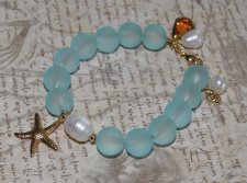 Handgjort armband med frostad akvablå glaspärlor, stor vit sötvattenspärla, vintage lucite-droppe (1960-tal) och 18K guldplätera