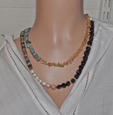 Handgjort dubbelradigt boho-halsband med ädelstenar, turkos, opaler, pärlor och guldpläterat toggle-lås. Unikt statement-smycke 