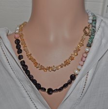 Handgjort dubbelradigt boho-halsband med ädelstenar, turkos, opaler, pärlor och guldpläterat toggle-lås. Unikt statement-smycke 