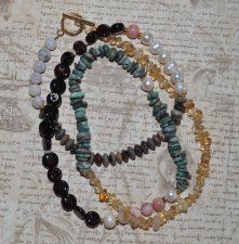 Handgjort dubbelradigt boho-halsband med ädelstenar, turkos, opaler, pärlor och guldpläterat toggle-lås. Unikt statement-smycke 