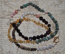 Handgjort dubbelradigt boho-halsband med ädelstenar, turkos, opaler, pärlor och guldpläterat toggle-lås. Unikt statement-smycke 
