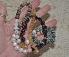 Handgjort dubbelradigt boho-halsband med ädelstenar, turkos, opaler, pärlor och guldpläterat toggle-lås. Unikt statement-smycke 