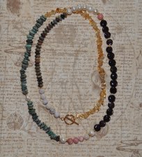Handgjort dubbelradigt boho-halsband med ädelstenar, turkos, opaler, pärlor och guldpläterat toggle-lås. Unikt statement-smycke 