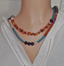 Dubbelradigt boho-halsband med ädelstenar, pärlor och glas med guldpläterat toggle-lås, 95 cm statement-smycke.
