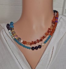 Dubbelradigt boho-halsband med ädelstenar, pärlor och glas med guldpläterat toggle-lås, 95 cm statement-smycke.