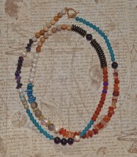 Dubbelradigt boho-halsband med ädelstenar, pärlor och glas med guldpläterat toggle-lås, 95 cm statement-smycke.