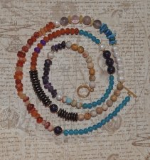 Dubbelradigt boho-halsband med ädelstenar, pärlor och glas med guldpläterat toggle-lås, 95 cm statement-smycke.