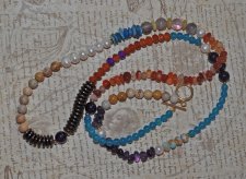 Dubbelradigt boho-halsband med ädelstenar, pärlor och glas med guldpläterat toggle-lås, 95 cm statement-smycke.