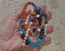 Dubbelradigt boho-halsband med ädelstenar, pärlor och glas med guldpläterat toggle-lås, 95 cm statement-smycke.