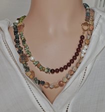 Dubbelradigt boho-halsband i ädelstenar och pärlor med guldpläterat toggle-lås, 95 cm statement-smycke.