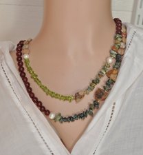 Dubbelradigt boho-halsband i ädelstenar och pärlor med guldpläterat toggle-lås, 95 cm statement-smycke.