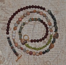 Dubbelradigt boho-halsband i ädelstenar och pärlor med guldpläterat toggle-lås, 95 cm statement-smycke.