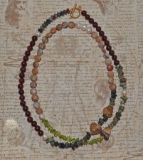 Dubbelradigt boho-halsband i ädelstenar och pärlor med guldpläterat toggle-lås, 95 cm statement-smycke.
