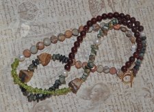Dubbelradigt boho-halsband i ädelstenar och pärlor med guldpläterat toggle-lås, 95 cm statement-smycke.