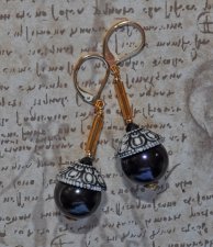 Retro statementörhängen med vintage svarta akrylpärlor, vita lucite-pärlhattar med svart reliefmönster, spinellpärlor och guldpl