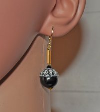 Retro statementörhängen med vintage svarta akrylpärlor, vita lucite-pärlhattar med svart reliefmönster, spinellpärlor och guldpl