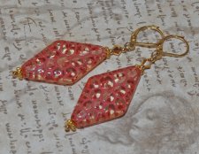 Retro statementörhängen från 1970-talet med transparenta akrylromber, etsat korallmönster, Swarovski-kristaller och guldpläterad