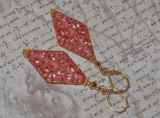 Retro statementörhängen från 1970-talet med transparenta akrylromber, etsat korallmönster, Swarovski-kristaller och guldpläterad