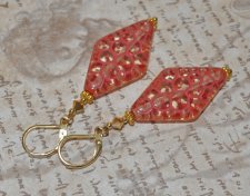 Retro statementörhängen från 1970-talet med transparenta akrylromber, etsat korallmönster, Swarovski-kristaller och guldpläterad