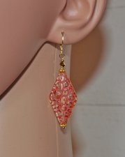 Retro statementörhängen från 1970-talet med transparenta akrylromber, etsat korallmönster, Swarovski-kristaller och guldpläterad