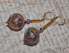 Retro statementörhängen från 1970-talet med iriserande lucitepärlor formade som bjällror, ametistpärlor, glasdetaljer och guldpl