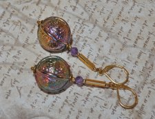 Retro statementörhängen från 1970-talet med iriserande lucitepärlor formade som bjällror, ametistpärlor, glasdetaljer och guldpl