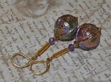 Retro statementörhängen från 1970-talet med iriserande lucitepärlor formade som bjällror, ametistpärlor, glasdetaljer och guldpl