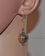 Retro statementörhängen från 1970-talet med iriserande lucitepärlor formade som bjällror, ametistpärlor, glasdetaljer och guldpl