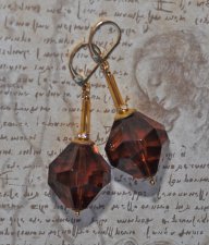 Retro statementörhängen med kastanjebruna vintage bicone-pärlor i akryl, strassrondeller, mässingsdetaljer och guldpläterade kro